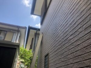 2階窓枠にハシゴかける